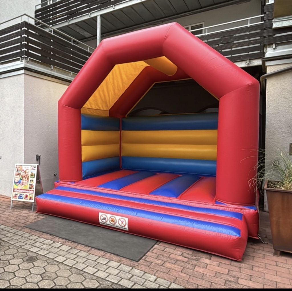 Hüpfburg `Villa Kunterbunt`5x5x5m / 85,00€